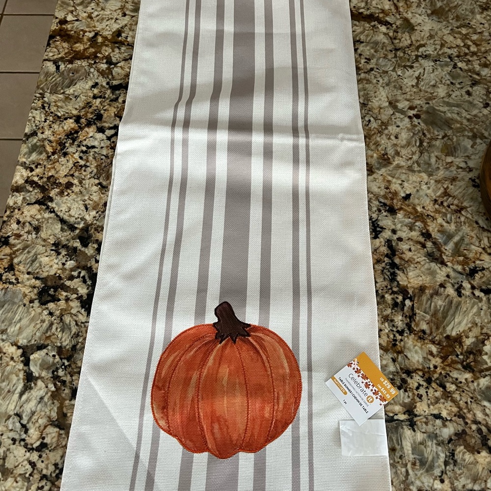 CELEBRATE IT - Fall runner for your fall Table.